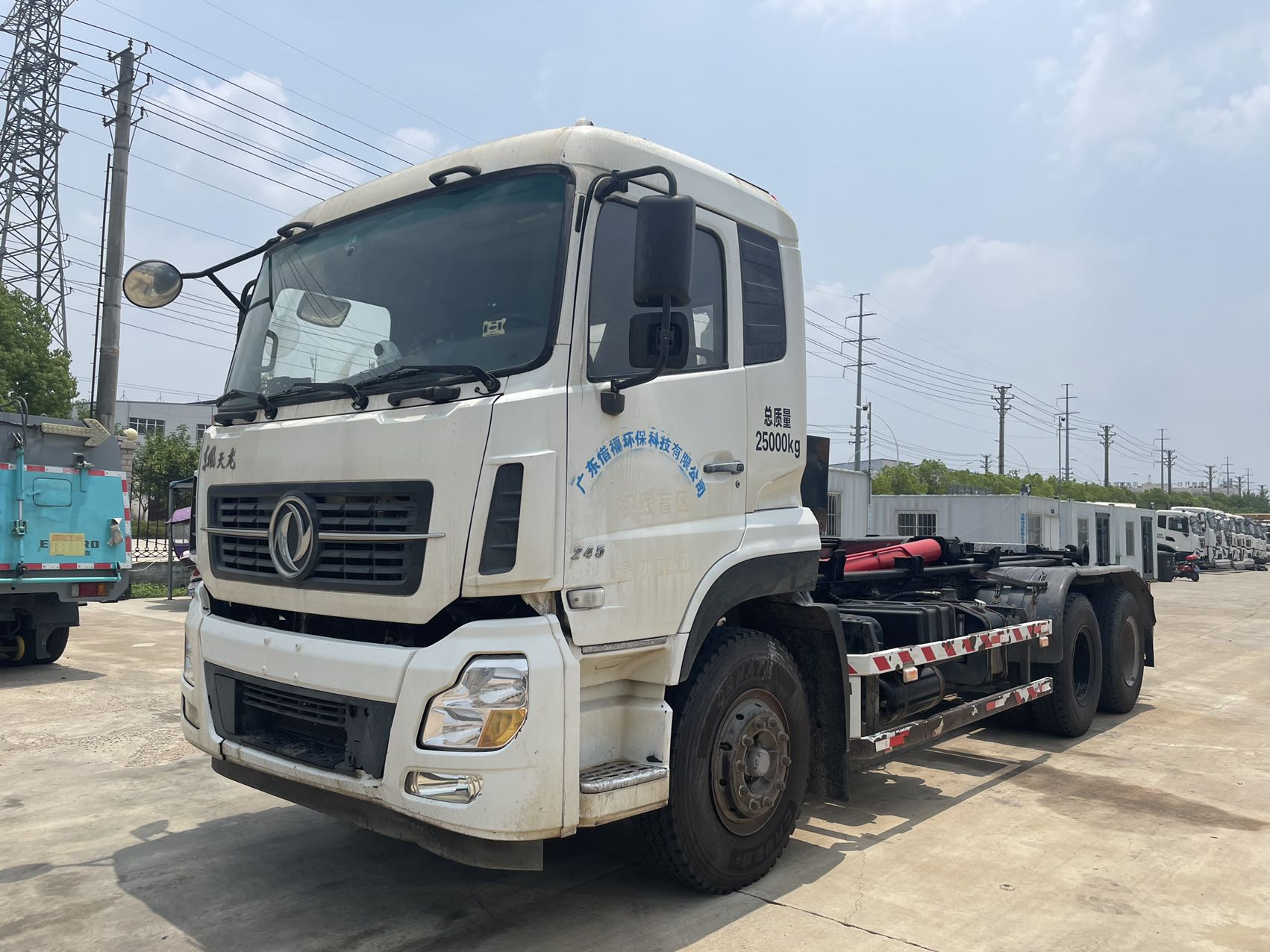 天龍后八輪勾臂(同款2臺) 2??年份：2019年5月 3??發動機：康機245馬力，國五 4??底盤配置：東風天龍底盤，5700軸距，7檔變速箱，1100鋼絲