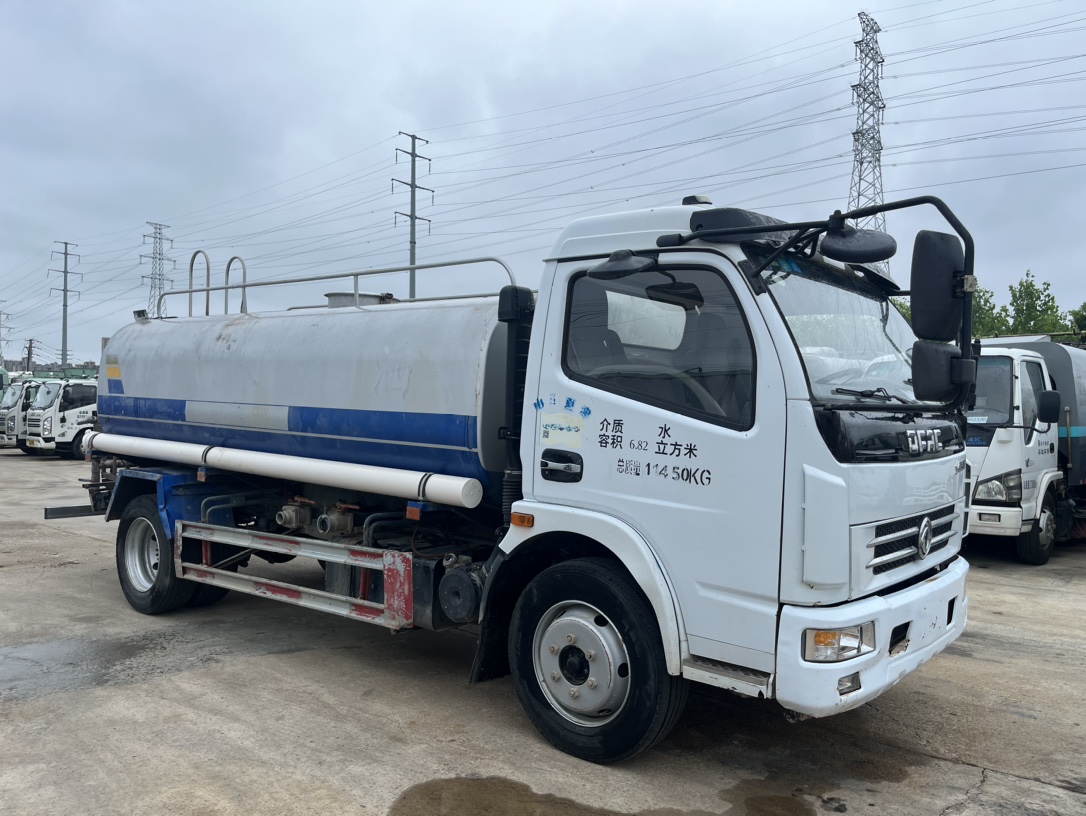 二手10方灑水車 2??年份：2020年5月 3??發動機：朝柴156馬力，國五 4??底盤配置：東風多利卡底盤，3800軸距，245真空胎，六檔變速箱，備胎未