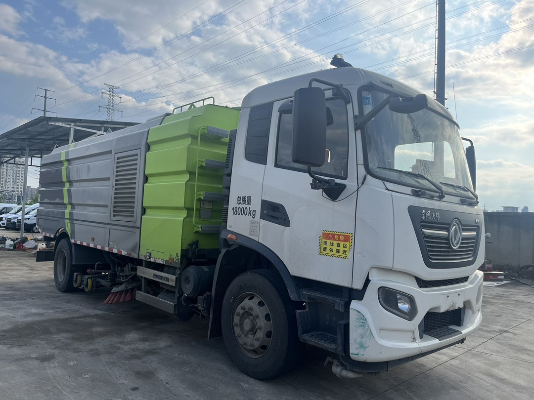 二手中聯(lián)16方洗掃車 2??年份：2021年5月 3??發(fā)動(dòng)機(jī)：康機(jī)230馬力，國六 3??底盤配置：東風(fēng)天錦底盤，六檔變速箱，5300軸距，275真空胎 4?