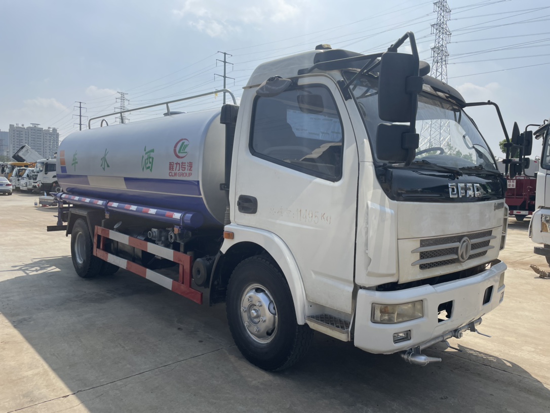 1??車型：10方灑水車 2??年份：2016年11月 3??發(fā)動(dòng)機(jī)：朝柴140馬力，國四 4??底盤配置：東風(fēng)多利卡，3800軸距，六檔變速箱， 5??上裝