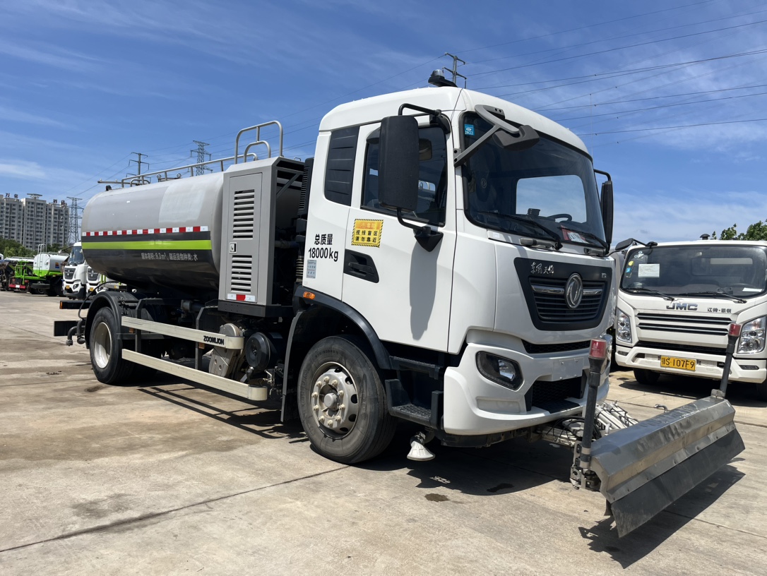 二手國六東風(fēng)天錦清洗車 2??年份：2021年5月 3??發(fā)動(dòng)機(jī)：康機(jī)230馬力，國六 4??底盤配置：東風(fēng)天錦底盤，六檔變速箱，4500軸距，275真空胎，