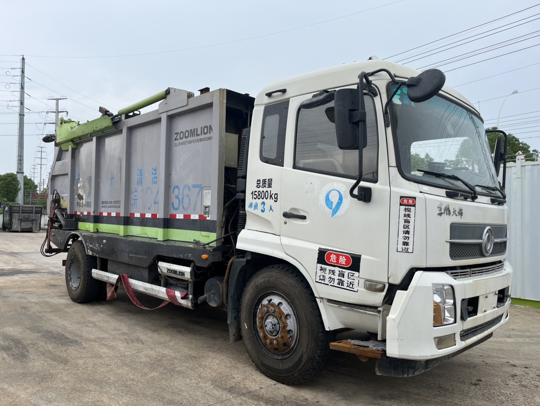 二手中聯(lián)無泄露式壓縮垃圾車 2??年份：2018年1月 3??發(fā)動(dòng)機(jī)：康機(jī)210馬力，國五 4??底盤配置：東風(fēng)天錦底盤，4500軸距，1000鋼絲胎，六檔變速